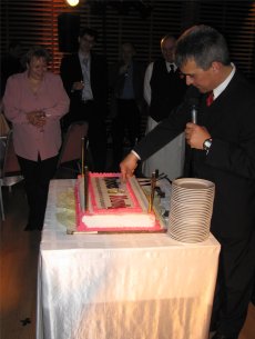 Megrkezett a hatalmas Rudas & Karig felirat torta